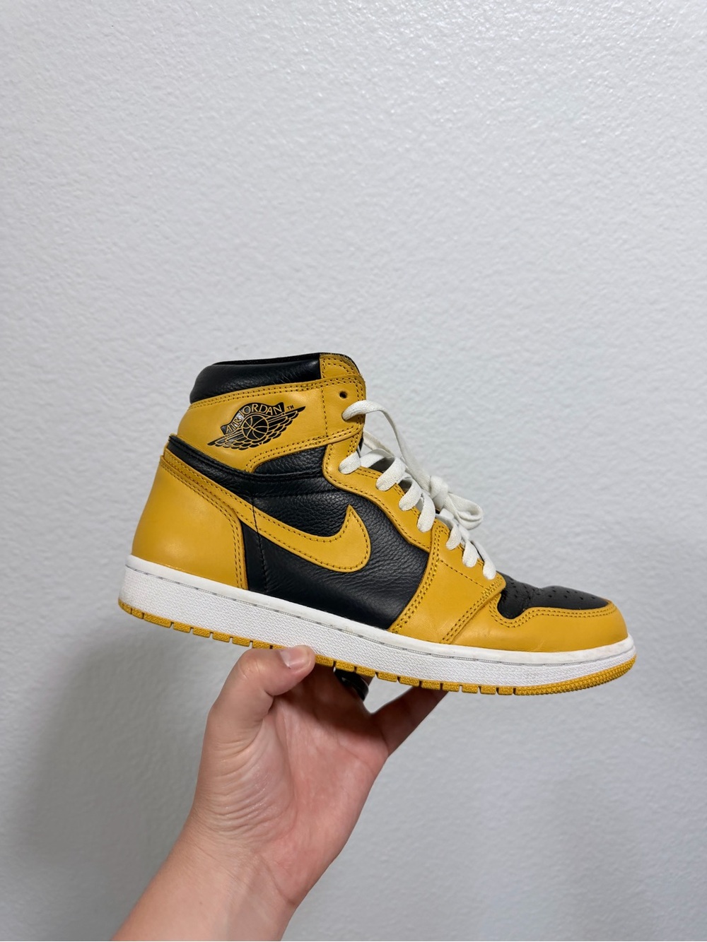 Jordan retro 1 high yellow